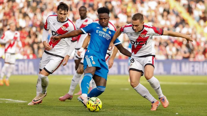 Real Madrid Rayo Vinicius fue el jugador con más regates completados del encuentro, pero no logró marcar ante un gran Augusto Batalla. Foto cortesía: Real Madrid.