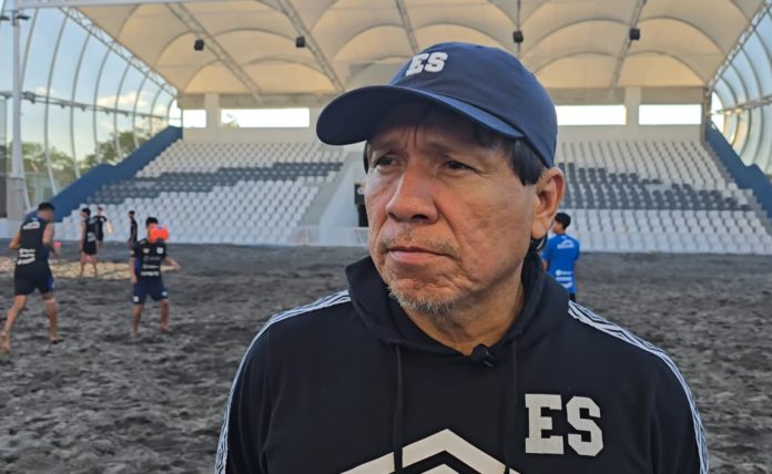 Rudis Gallo está al mando de la Selecta de playa desde 2007. Foto cortesía: FESFUT.