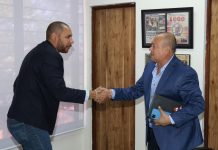 Yamil Bukele: “El coronel Gálvez no tiene la culpa de lo que pasa en la Primera División” Yamil Bukele junto a Samuel Gálvez. Foto cortesía: @ybukele en X.