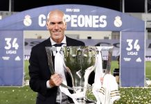 Zinedine Zidane retomará su carrera como entrenador Zidane junto al trofeo de campeón de liga, el último que ganó como entrenador. Foto cortesía: Real Madrid.