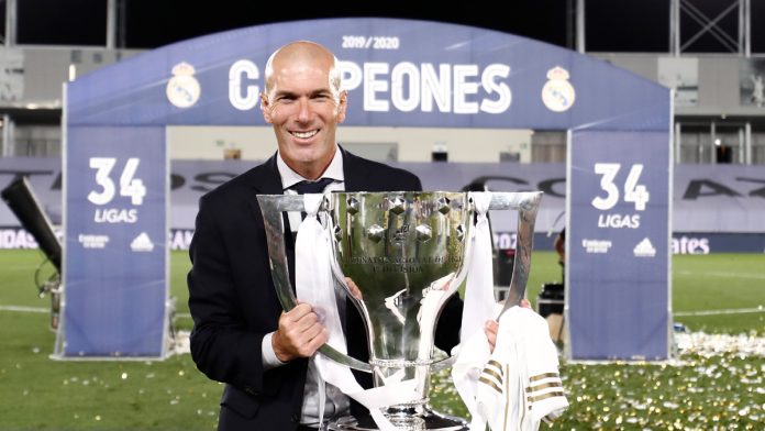Zidane junto al trofeo de campeón de liga, el último que ganó como entrenador. Foto cortesía: Real Madrid.