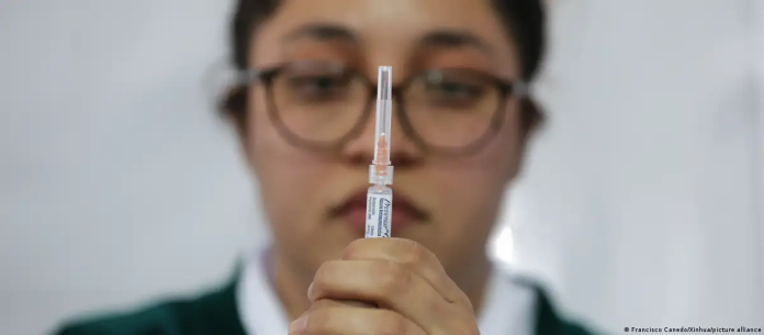 Una enfermera mexicana prepara una dosis de vacunación contra el sarampión. Imagen de referencia. Foto: Cortesía.