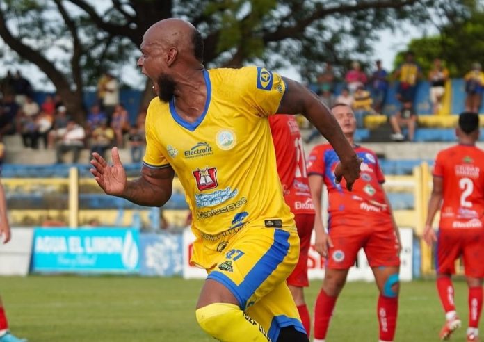 limeño El tanto de Erik Correa no fue suficiente para alcanzar a Argueta en el goleo. Foto cortesía: Municipal Limeño.