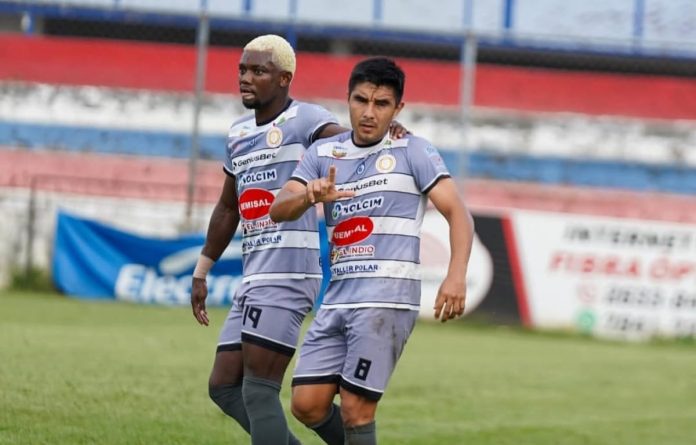 metapan Amaya puso el primero desde el punto penal. Foto cortesía: AD Isidro Metapán.