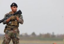 Soldados franceses disparan a drones instrusos sobre base