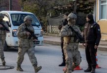 Policías turcos se enfrentan a terroristas del EI