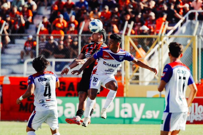 Águila Firpo Fue un partido disputado que terminó con dos rojas. Foto cortesía: CD Águila.