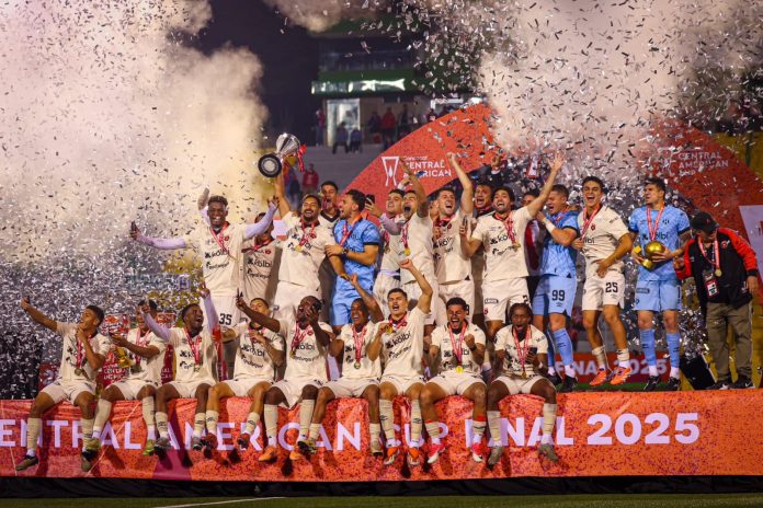 El campeón levantando la copa. Foto cortesía: Alajuelense.