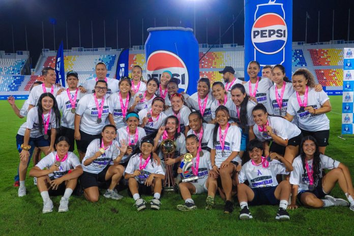 Alianza Women Penta Las 'Albas' con el trofeo del pentacampeonato. Foto cortesía: Alianza Women.