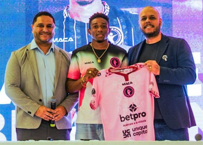 Brown La directiva de Inter junto a Gabriel Brown. Foto cortesía: Inter FA.