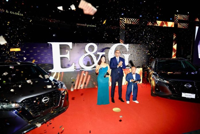 Esfuerzo y Gloria Herbert Aceituno y Sofía Paiz fueron premiados con Dos autos nuevos. Foto cortesía: INDES.