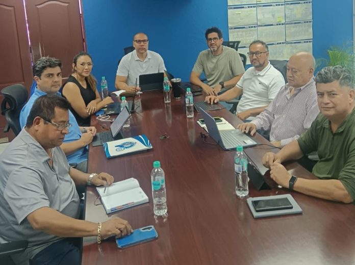 FESFUT Yamil Bukele junto a su equipo de trabajo. Foto cortesía: FESFUT.