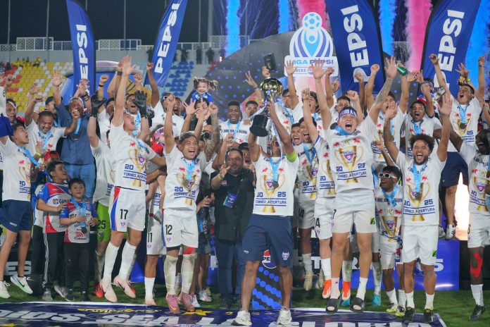 Firpo con la copa de campeón. Foto cortesía: Primera División.