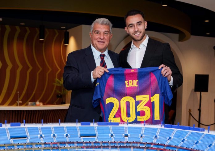 Eric García junto a Joan Laporta, presidente del club. Foto cortesía: FC Barcelona.