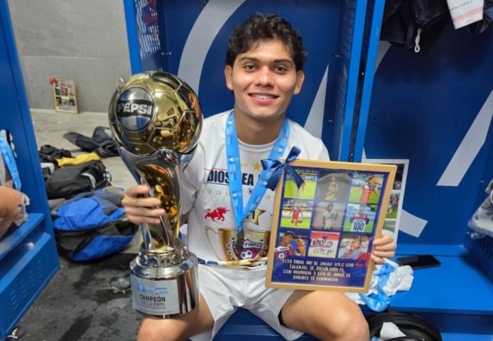 Gumero El 'Pampero' junto a la copa. Foto cortesía: Elías Gumero.