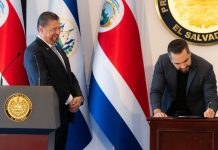 El Salvador y Costa Rica formalizan Declaración de Coatepeque durante visita oficial de Rodrigo Chaves Los presidentes Nayib Bukele y Rodrigo Chaves firman la Declaración de Coatepeque, durante la visita oficial del mandatario costarricense a El Salvador. Foto: Cortesía.