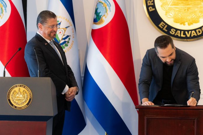 Los presidentes Nayib Bukele y Rodrigo Chaves firman la Declaración de Coatepeque, durante la visita oficial del mandatario costarricense a El Salvador. Foto: Cortesía.