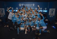 El Napoli se consagró campeón de la Supercopa de Italia Los napolitanos con el trofeo. Foto cortesía: SSC Napoli.
