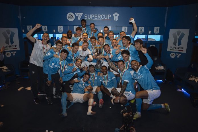 Los napolitanos con el trofeo. Foto cortesía: SSC Napoli.