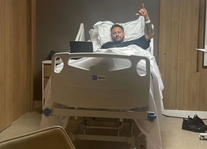 El posteo del futbolista luego del proceso quirúrgico. Foto cortesía: Neymar Jr.
