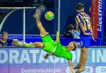 Taakaki Oba, el japonés que jugó para el equipo de Barra de Santiago en fútbol playa Oba realizando una jugada acrobática. Foto cortesía: INDES.
