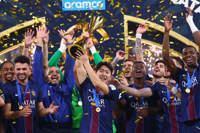 PSG El equipo francés junto a la copa. Foto cortesía: PSG.