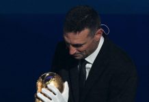 Se sortearon los grupos de la próxima Copa del Mundo Lionel Scaloni, técnico campeón, con la Copa. Foto cortesía: FIFA.