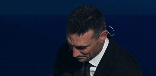 Lionel Scaloni, técnico campeón, con la Copa. Foto cortesía: FIFA.