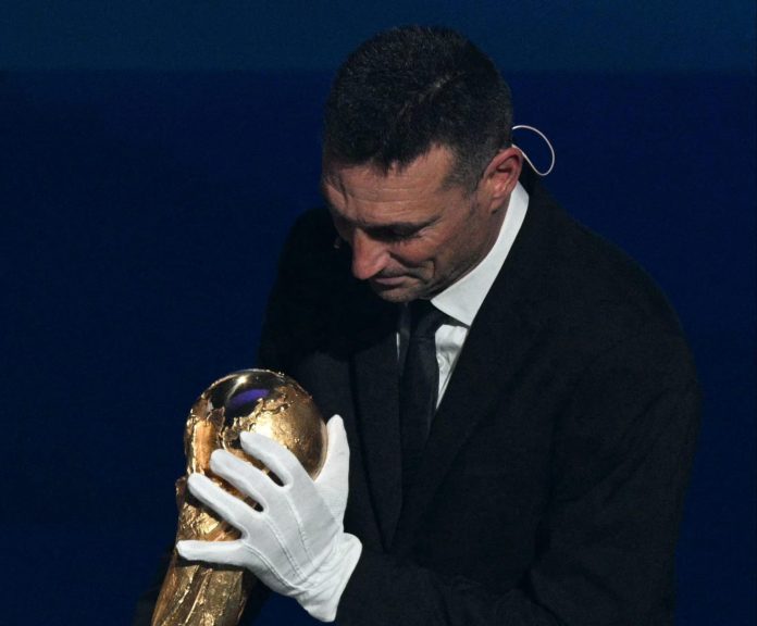 Lionel Scaloni, técnico campeón, con la Copa. Foto cortesía: FIFA.
