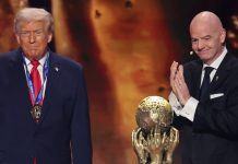 La FIFA entrega su primer ‘Premio de la Paz’ a Donald Trump Trump e Infantino junto al reconocimiento. Foto cortesía: Gianni Infantino.