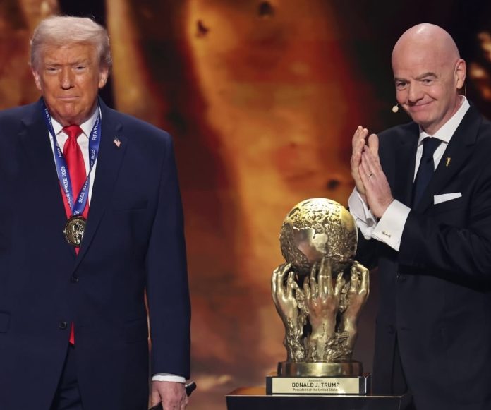 Trump e Infantino junto al reconocimiento. Foto cortesía: Gianni Infantino.