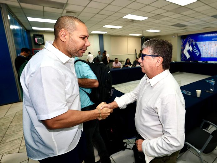Yamil y Bolillo Yamil junto al 'Bolillo'. Foto cortesía: FESFUT.