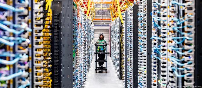 Un técnico en un centro de datos de IA de Amazon Web Services en New Carlisle, Indiana. Imagen de referencia. Foto: Cortesía.