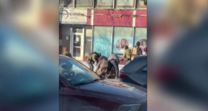 Captura de pantalla del video que circula en redes sociales sobre el tiroteo en Minneapolis, Estados Unidos.