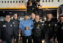 Revelan primeras imágenes de Nicolás Maduro esposado y custodiado por la DEA Foto: Cortesía.