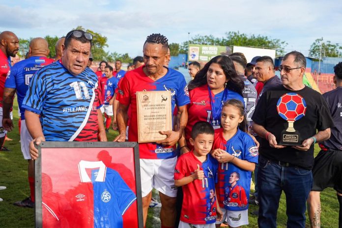 Los reconocimientos que recibió el atacante. Foto cortesía: Mauricio Rivas.