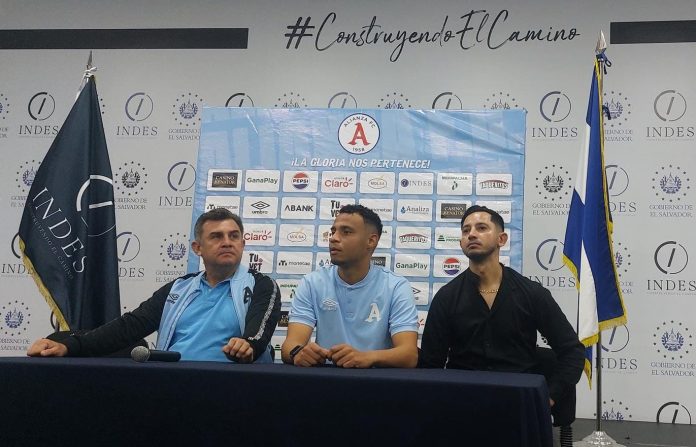 Souza Gustavo Souza en su presentación con los 'Albos'. Foto cortesía: Radio YSKL.