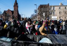 DHS rechaza demanda de autoridades de Minnesota por manejo de evidencia tras tiroteo de agente federal Un grupo de protestantes detrás de una barricada de contenedores de basura cerca del lugar donde un ciudadano estadounidense fue asesinado a tiros por agentes federales, en Minneapolis. Imagen de referencia. Foto: Cortesía.