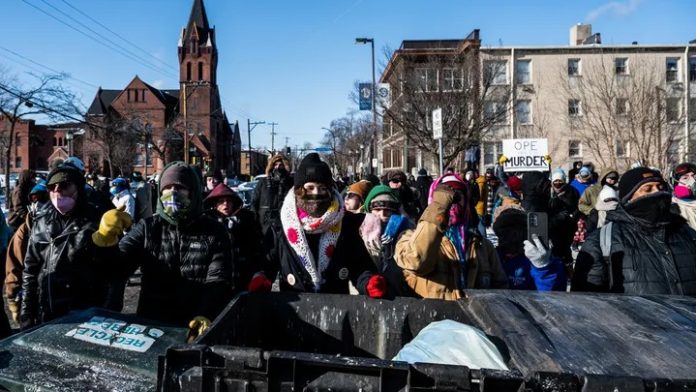Un grupo de protestantes detrás de una barricada de contenedores de basura cerca del lugar donde un ciudadano estadounidense fue asesinado a tiros por agentes federales, en Minneapolis. Imagen de referencia. Foto: Cortesía. Un grupo de protestantes detrás de una barricada de contenedores de basura cerca del lugar donde un ciudadano estadounidense fue asesinado a tiros por agentes federales, en Minneapolis. Imagen de referencia. Foto: Cortesía.