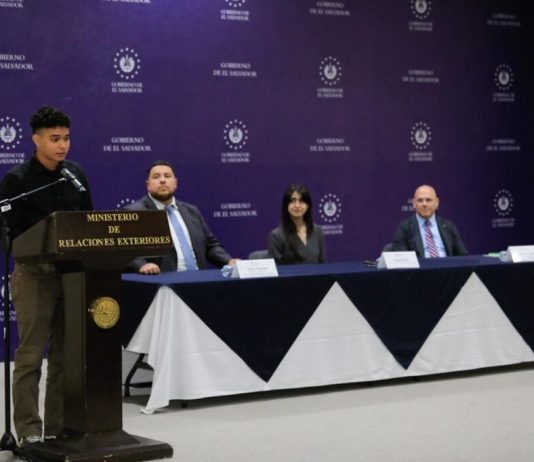 Entregan becas a jóvenes salvadoreños Foto: Cortesía.