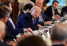 Trump traza un protectorado petrolero para Venezuela e intenta embarcar a las multinacionales El presidente de Estados Unidos, Donald Trump (centro), durante una reunión con ejecutivos de petróleo y gas en la Casa Blanca el 9 de enero de 2026, en Washington, D.C. Trump está celebrando esta reunión para discutir sus planes de inversión en Venezuela después de secuestrar al presidente venezolano Nicolás Maduro. Getty Images via AFP - CHIP SOMODEVILLA