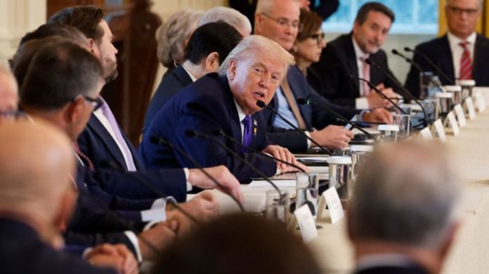 El presidente de Estados Unidos, Donald Trump (centro), durante una reunión con ejecutivos de petróleo y gas en la Casa Blanca el 9 de enero de 2026, en Washington, D.C. Trump está celebrando esta reunión para discutir sus planes de inversión en Venezuela después de secuestrar al presidente venezolano Nicolás Maduro. Getty Images via AFP - CHIP SOMODEVILLA