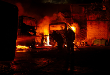 Incendio daña unidades de transporte público y vehículos particulares en predio de Soyapango