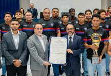 La Asamblea Legislativa le entregó un reconocimiento a Firpo por el campeonato del Torneo Apertura 2025 Firpo recibió el reconocimiento de la Asamblea. Foto cortesía: Ernesto Castro.