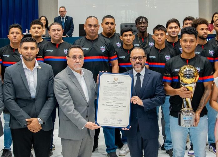 Firpo recibió el reconocimiento de la Asamblea. Foto cortesía: Ernesto Castro.