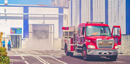 Bomberos controlan incendio estructural en planta Calvo, en Puerto CORSAIN