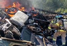 Bomberos liquida incendio en chatarrera de San Pedro Perulapán
