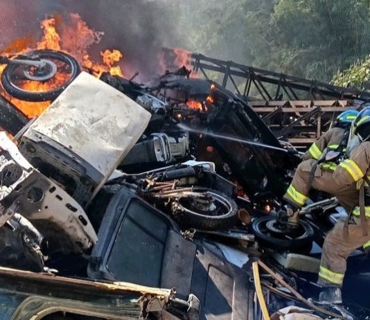 Bomberos liquida incendio en chatarrera de San Pedro Perulapán