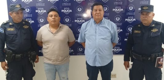 Detienen a subinspector y agente de Tránsito de la PNC por conductas violentas en un procedimiento en La Paz Foto: Cortesía.