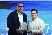 Yamil Bukele fue reconocido como “Amigo meritísimo del deporte olímpico salvadoreño” Bruni le entregó el reconocimiento a Bukele. Foto cortesía: Comité Olímpico ESA.
